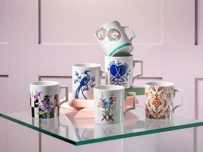 Verschiedene Tassen der MUG Collection von MEISSEN Porzellan auf einem Glastisch