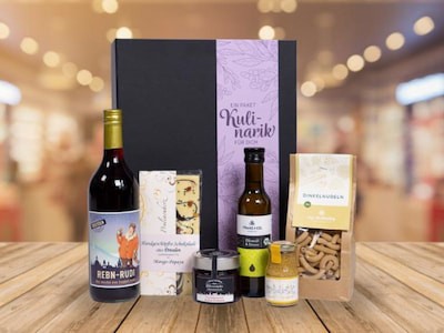 Geschenkbox mit regionalen, kulinarischen Produkten auf einem Holztisch