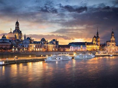 Wandbild mit abendlicher Skyline von Dresden mit der Elbe im Vordergrund