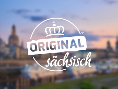 Original Sächsisch Logo vor der verschwommenen Skyline von Dresden