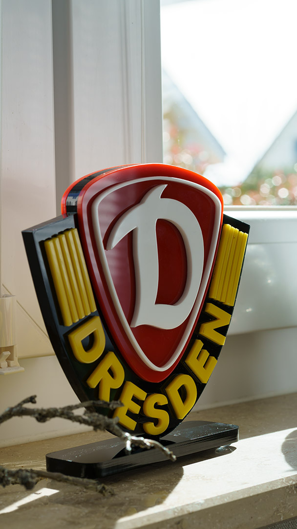 Premium Tischaufsteller Dynamo Dresden Wappen 3D am Fenster