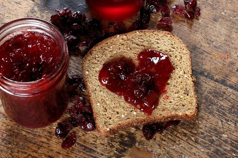 Fruchtaufstrich in Herzform auf Brot